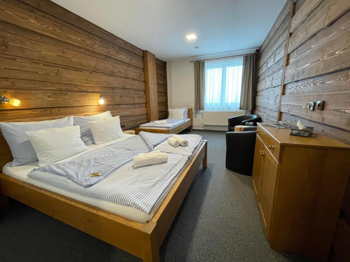 Hotel Kristian Kubova Huť Exterior foto