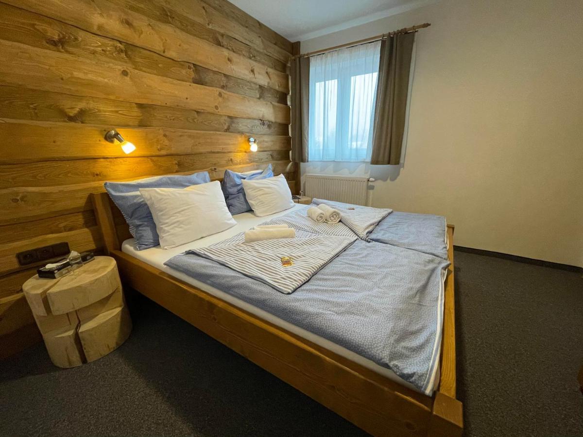 Hotel Kristian Kubova Huť Exterior foto
